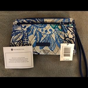 NWT, Vera Bradley, zip top wristlet, with RFID
